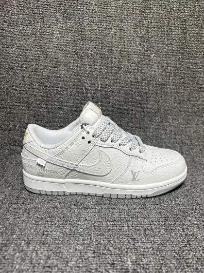 满印浮雕轻奢潮鞋 SB DUNK LOW,整鞋纯白皮革打造立体压纹满印标识,低调精致尽显高级质感,浅灰外底柔和不突兀,搭配银灰编织鞋带提升细节层次,附赠金属LV造型吊饰极具辨识度,经典DUNK低帮鞋型贴合脚面,上脚轻便柔韧,防滑橡胶大底适配日常行走,极简纯白配色适配各类穿搭,街头潮流与轻奢质感融合到位,皮质紧实耐弯折,男女情侣款轻松驾驭各种造型 货号:XX3168-140